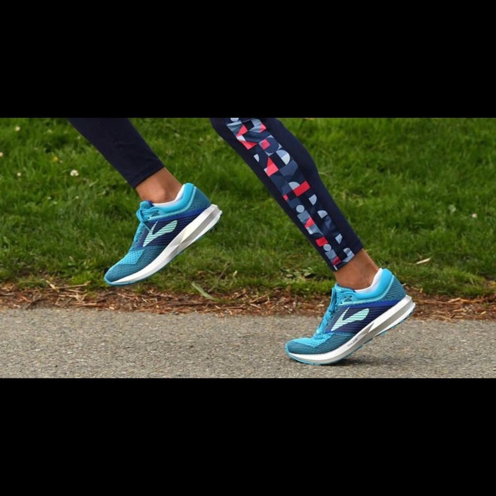 Brooks Levitate - Size 8 in teal/silver